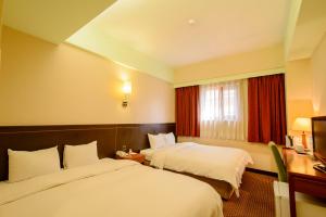 Tempat tidur dalam kamar di San Hua Hotel