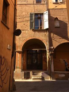 an alley way with a building with a door at Borgo De Chiari in Bologna