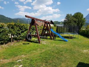 plac zabaw ze zjeżdżalnią i huśtawką w obiekcie Sofias Apartment w mieście Bad Goisern