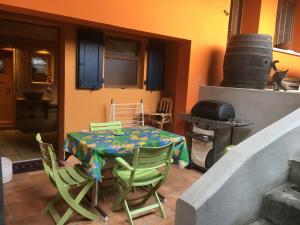 Il comprend une cuisine équipée d'une table, de chaises et d'une cuisinière. dans l'établissement Gite S'Hiesla, à Rammersmatt