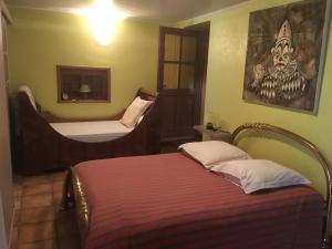 - une chambre avec 2 lits dans l'établissement Gite S'Hiesla, à Rammersmatt