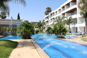 uma piscina em frente a um hotel em Zaki Suites Hotel & Spa em Meknès
