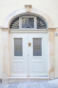 The facade or entrance of à Marchisa -Noto-