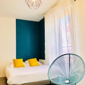 ヴィルパントにあるBtoBed - Paris Nord Villepinteの黄色い枕とファン付きのベッドが備わる客室です。