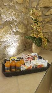 un plateau de jus d'orange et un vase de fleurs dans l'établissement Castello San Felice, à Vérone