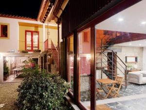 uma casa com uma sala de estar e uma escadaria em Casa Ci em Vila Franca