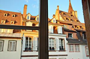 ストラスブールにあるQuatre Chaisesの窓から建物の景色を望めます。
