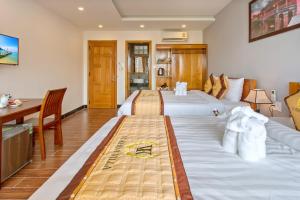 A bed or beds in a room at Hoi An Vi Khoa Villa