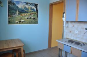 kuchnia z obrazem pastwiska z krowami w obiekcie Budziar - kwatery nad morzem w mieście Darłowo