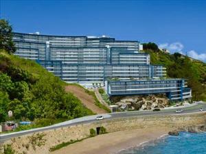 un bâtiment au sommet d'une colline avec une route dans l'établissement VistaMar Club de Yates, Concón, Viña del Mar, à Concón