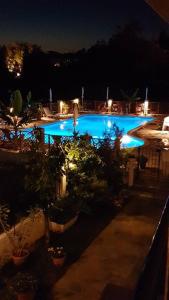 - une piscine avec des lumières bleues la nuit dans l'établissement Star Paradise, à Neos Marmaras
