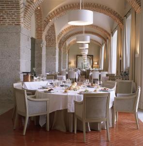 Reštaurácia alebo iné gastronomické zariadenie v ubytovaní Parador de La Granja
