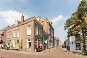 een straat in een oude stad met bakstenen gebouwen bij De Juttershoek Centrum in Kampen