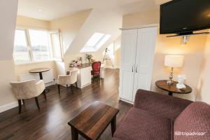 TV a/nebo společenská místnost v ubytování Sea Breeze Lodge B&B Galway
