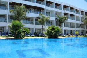 Zaki Suites Hotel & Spa في مكناس: مسبح كبير امام الفندق