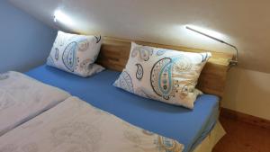 ジンツィッヒにあるWildgartenのベッド1台(枕2つ、上部にライト付)
