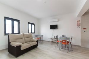 una sala de estar con un sofá y una mesa en Villa UA, en Pias