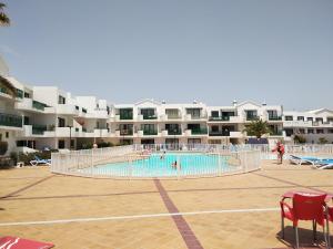 Playa de las Cucharas Apartmentsの敷地内または近くにあるプール