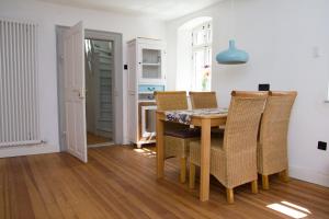 a dining room with a table and chairs at Gästezimmer Mittelgasse in Flörsheim-Dalsheim