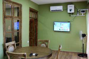 TV in/ali zabaviščno središče v nastanitvi Dilijan Town Inn