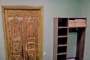 uma porta aberta ao lado de um armário com toalhas em Dilijan Town Inn em Dilijan