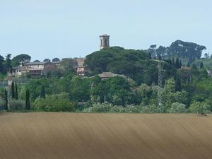 a house on top of a hill with a field at Camere Rufino A POCHI CHILOMETRI DAL CENTRO DI PERUGIA E DA ASSISI in Collestrada +30 photos