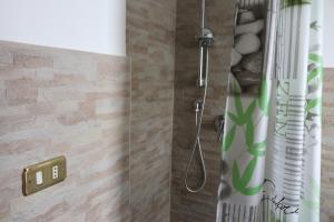um chuveiro na casa de banho com uma cabeça de chuveiro em Casa Antica em Fasano