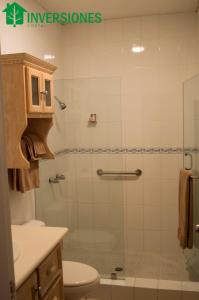 a bathroom with a shower with a toilet and a sink at Apartamento Corporativo in San Pedro Sula