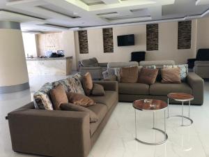 sala de estar con sofá y mesa en Hotel Mirto en Puebla