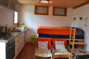 una pequeña cocina con una litera. en Petit appartement en montagne, en Saint-Julien-en-Champsaur