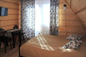 Schlafzimmer mit einem Bett, einem Fenster und einem Schreibtisch in der Unterkunft Jodłowy Dworek in Bukowina Tatrzańska