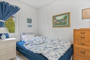Giường trong phòng chung tại Teibernveien 86, Larkollen (Rygge, Norways)