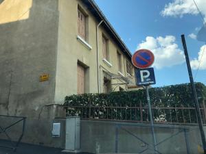 een straatbord voor een gebouw bij Lulu Philippe in Saint-Étienne
