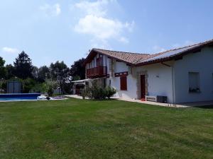 ein weißes Haus mit einem Hof und einem Pool in der Unterkunft Maison - Ustaritz - proche Biarritz in Ustaritz