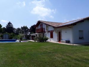 a white house with a yard and a pool at Maison - Ustaritz - proche Biarritz in Ustaritz