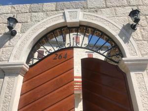 una porta in legno in un arco in pietra con cancello in legno di Stone house 264 a Kotor (Cattaro)