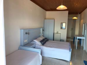 Un pat sau paturi într-o cameră la Hotel Fiona Symi