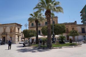 阿沃拉Villa Ana Maria的建筑前的几棵棕榈树