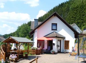 バート・ベルレブルクにあるFerienhaus Rothaargebirgeの黒屋根の小さな白い家