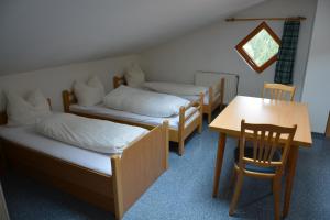 Łóżko lub łóżka w pokoju w obiekcie Ski In-Ski Out - Gästehäuser Saalbach-Hinterglemm - Wallegghof Christianhof