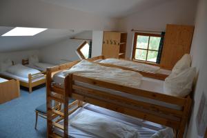 pokój z dwoma łóżkami piętrowymi i oknem w obiekcie Ski In-Ski Out - Gästehäuser Saalbach-Hinterglemm - Wallegghof Christianhof w Saalbach Hinterglemm