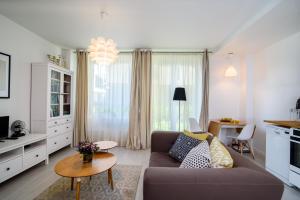 sala de estar con sofá y mesa en #stayhere - Comfy & Stylish Studio with Green Patio close to Old Town, en Vilna
