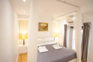ein Schlafzimmer mit einem Bett mit zwei weißen Handtüchern darauf in der Unterkunft Corso 277 Apartment in Rom