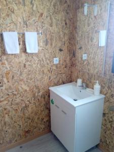 Un baño con un lavabo blanco y un espejo. en Casa Do Tapado, en Amarante