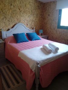 Un dormitorio con una cama con dos toallas encima. en Casa Do Tapado, en Amarante 33 fotos más