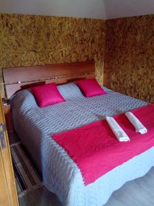 1 dormitorio con 1 cama con almohadas rosas en Casa Do Tapado, en Amarante