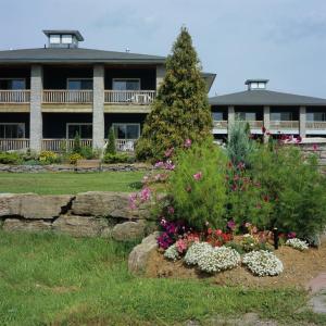 een groot huis met bloemen ervoor bij Highlands Four Season Resort in Calabogie