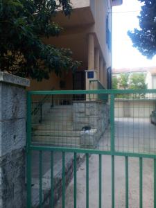 a green fence in front of a building at Apartman Elza in Split