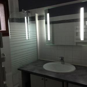 フォン・ロムー・オデイヨ・ヴィアにあるMontagne spacieux et confortableのバスルーム(洗面台、鏡付)