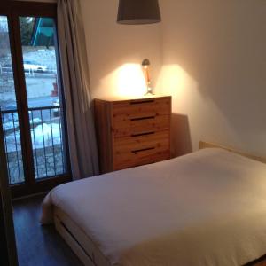 フォン・ロムー・オデイヨ・ヴィアにあるMontagne spacieux et confortableのベッドルーム1室(ベッド1台、ドレッサー、窓付)